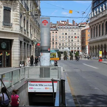 Celect'In Lyon Suites Climatisees Skyview Buitenkant foto
